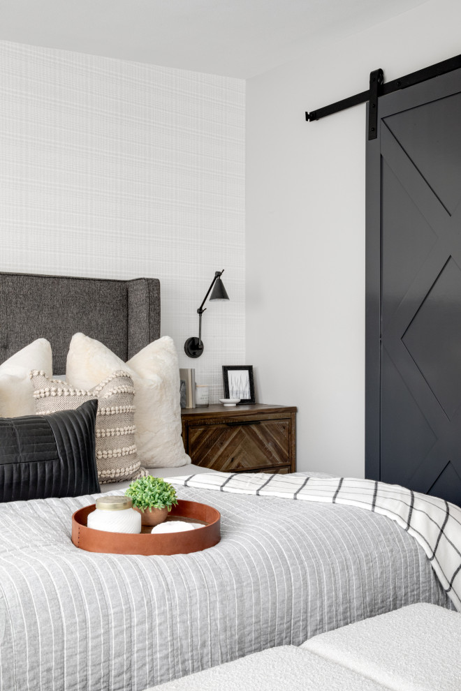 Mittelgroßes Modernes Hauptschlafzimmer mit grauer Wandfarbe, Teppichboden, grauem Boden und Tapetenwänden in Orange County