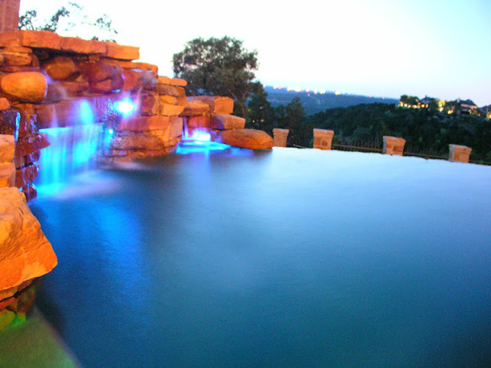 Example of an infinity pool fountain design in Austin