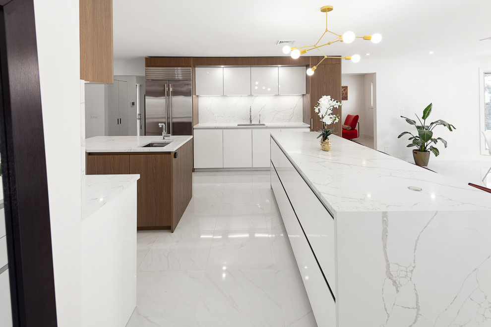 Idéer för att renovera ett stort funkis vit vitt kök, med en undermonterad diskho, släta luckor, skåp i mellenmörkt trä, bänkskiva i kvarts, vitt stänkskydd, rostfria vitvaror, klinkergolv i porslin, flera köksöar och vitt golv