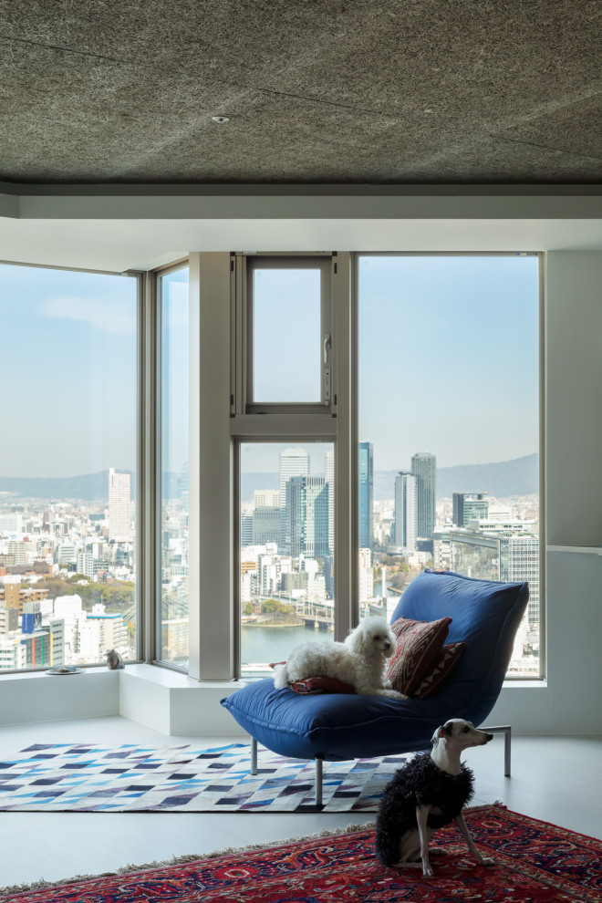 Mittelgroßes, Offenes Modernes Wohnzimmer ohne Kamin mit weißer Wandfarbe, Betonboden, TV-Wand, grauem Boden, Holzdecke und Holzdielenwänden in Osaka
