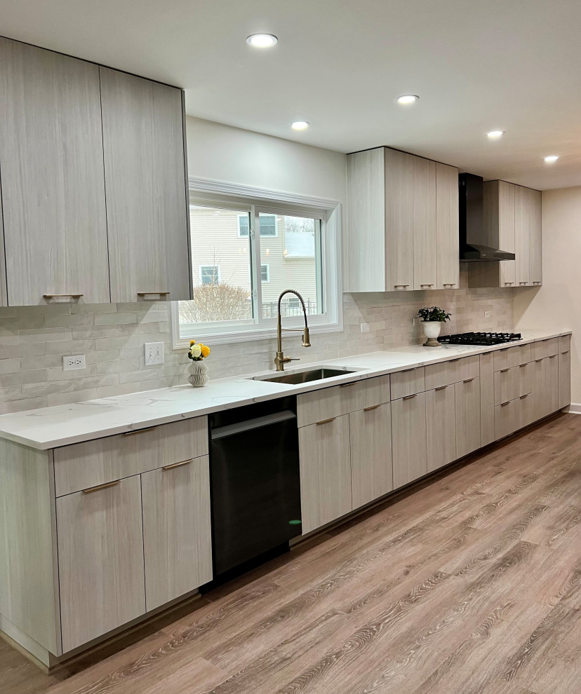 Kitchen - modern kitchen idea in Chicago