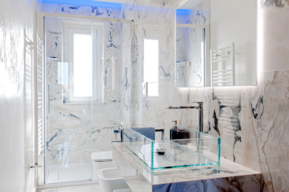 Exempel på ett mellanstort modernt vit vitt en-suite badrum, med luckor med infälld panel, grå skåp, en kantlös dusch, blå kakel, porslinskakel, vita väggar, klinkergolv i porslin, ett fristående handfat, kaklad bänkskiva, vitt golv och dusch med skjutdörr