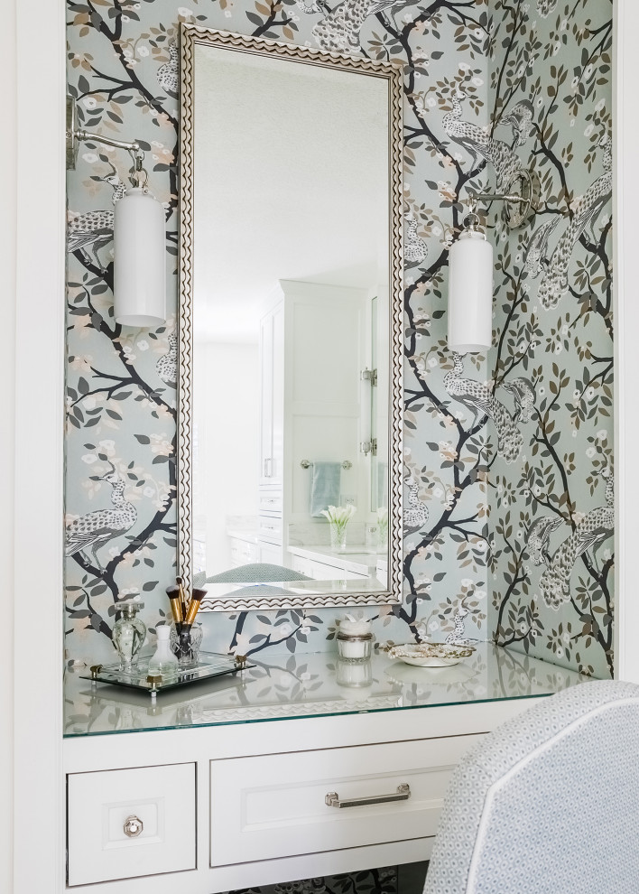 Badezimmer En Suite mit verzierten Schränken, weißen Schränken, grüner Wandfarbe, Glaswaschbecken/Glaswaschtisch, Wandnische, eingebautem Waschtisch und Tapetenwänden in Austin
