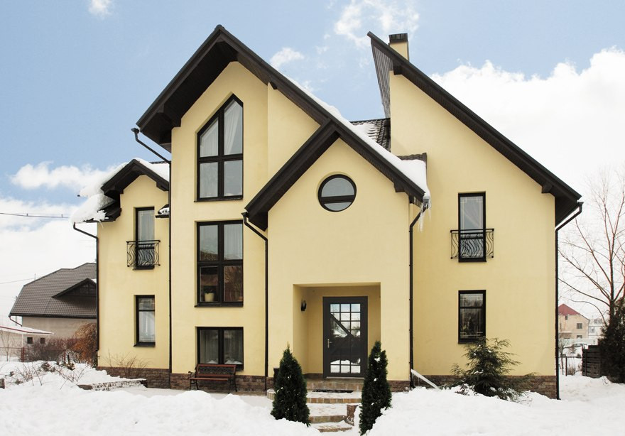 Загородный дом с фигурными окнами