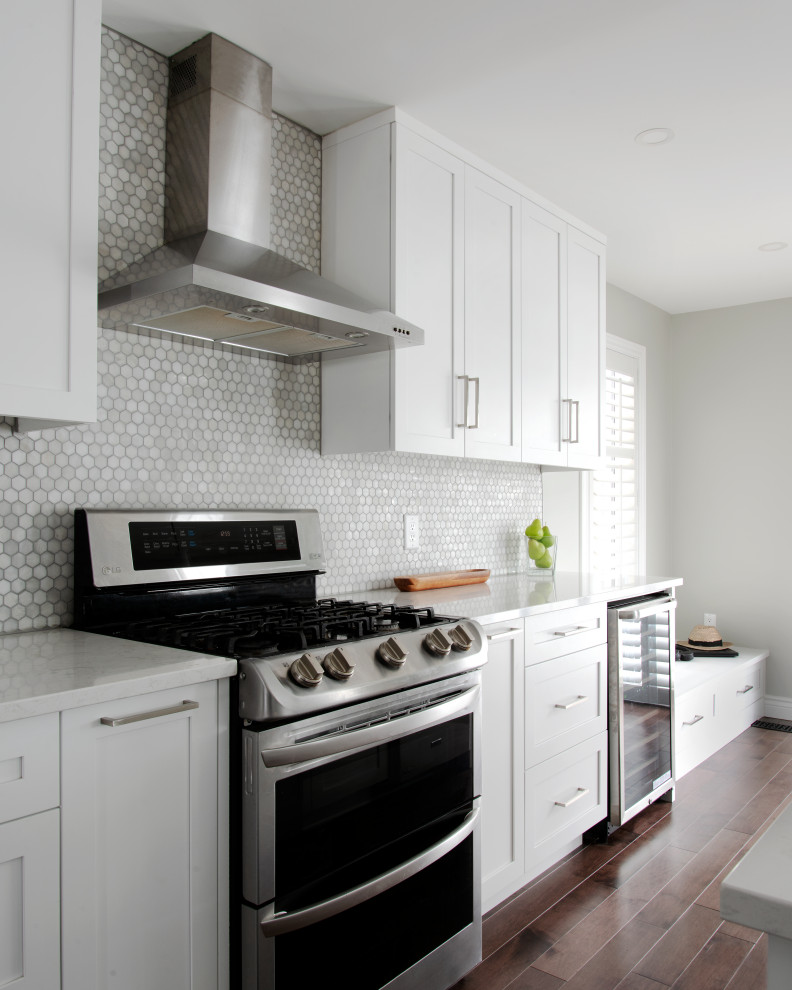 Example of a transitional kitchen design in Ottawa
