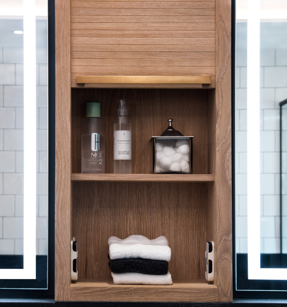 Inspiration för moderna svart en-suite badrum, med skåp i ljust trä, en dubbeldusch, svart och vit kakel, beige väggar, ett undermonterad handfat, granitbänkskiva och grått golv