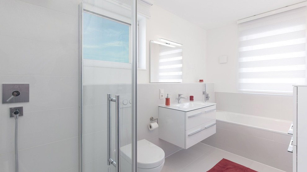 Badezimmer With Einbaubadewanne, Wandtoilette, weißen Fliesen and Keramikfliesen in Hamburg