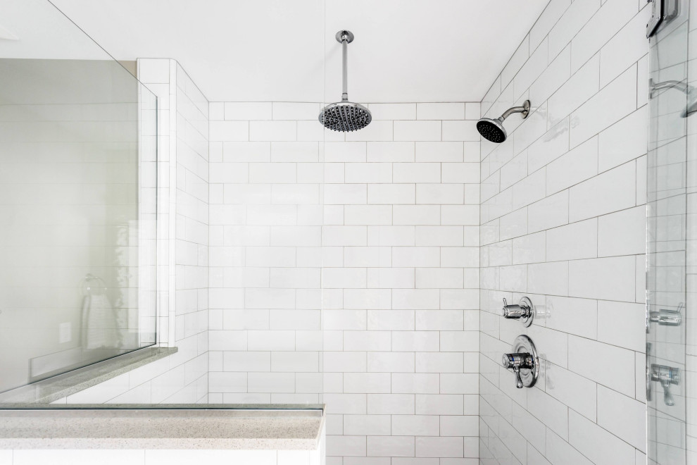 Foto de cuarto de baño campestre con baldosas y/o azulejos blancos