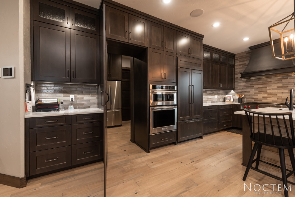 Kitchen - transitional kitchen idea