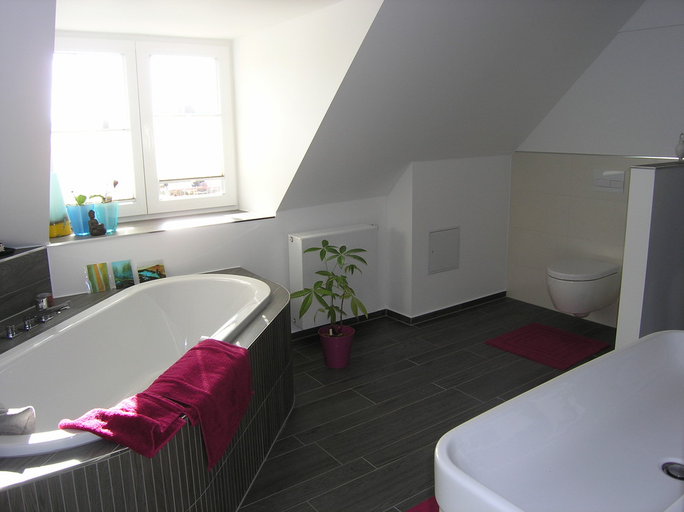 Contemporary bathroom in Munich.