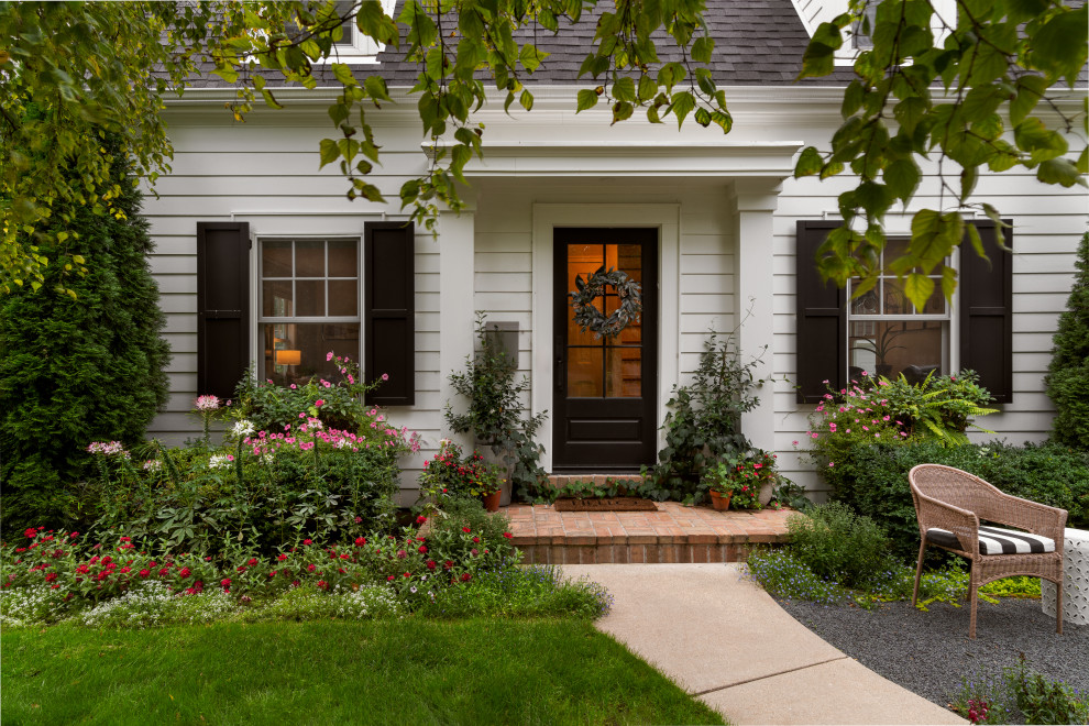 Inspiration for a transitional home design remodel in Milwaukee