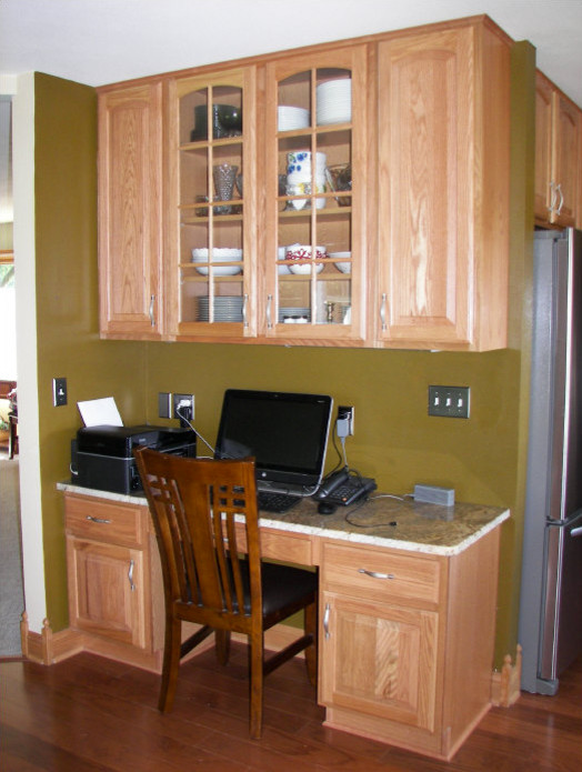 Transitional kitchen photo in Milwaukee