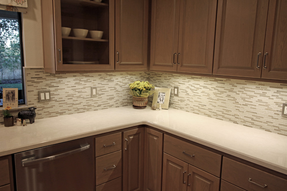 Transitional kitchen photo in Sacramento
