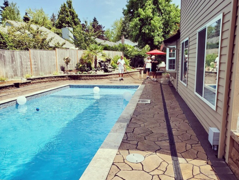 Immagine di una piscina naturale tradizionale rettangolare di medie dimensioni e dietro casa con una dépendance a bordo piscina
