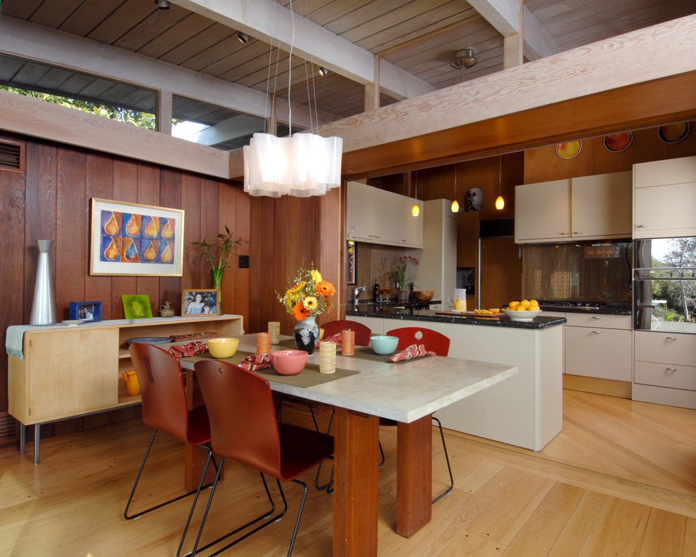 Photo of a mid-sized midcentury kitchen/dining combo in San Francisco with light hardwood floors.
