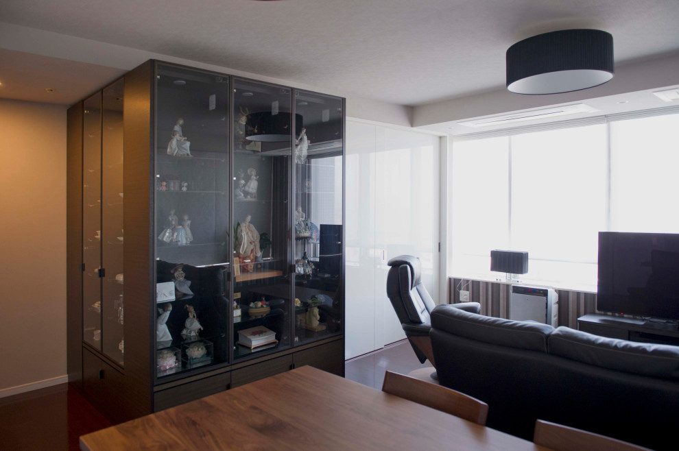 Пример оригинального дизайна: изолированная гостиная комната среднего размера в стиле модернизм с серыми стенами, деревянным полом, отдельно стоящим телевизором, коричневым полом, потолком с обоями и обоями на стенах без камина