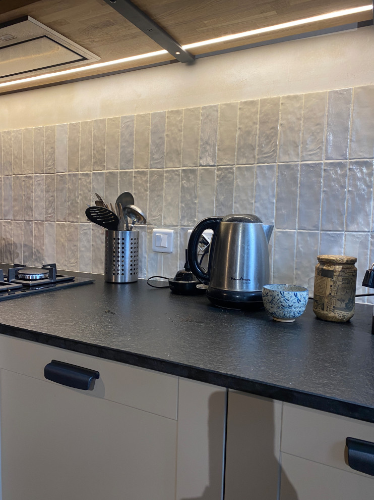 Einzeilige, Mittelgroße Landhaus Küche mit Doppelwaschbecken, Küchenrückwand in Beige, Rückwand aus Keramikfliesen und schwarzer Arbeitsplatte in Nancy