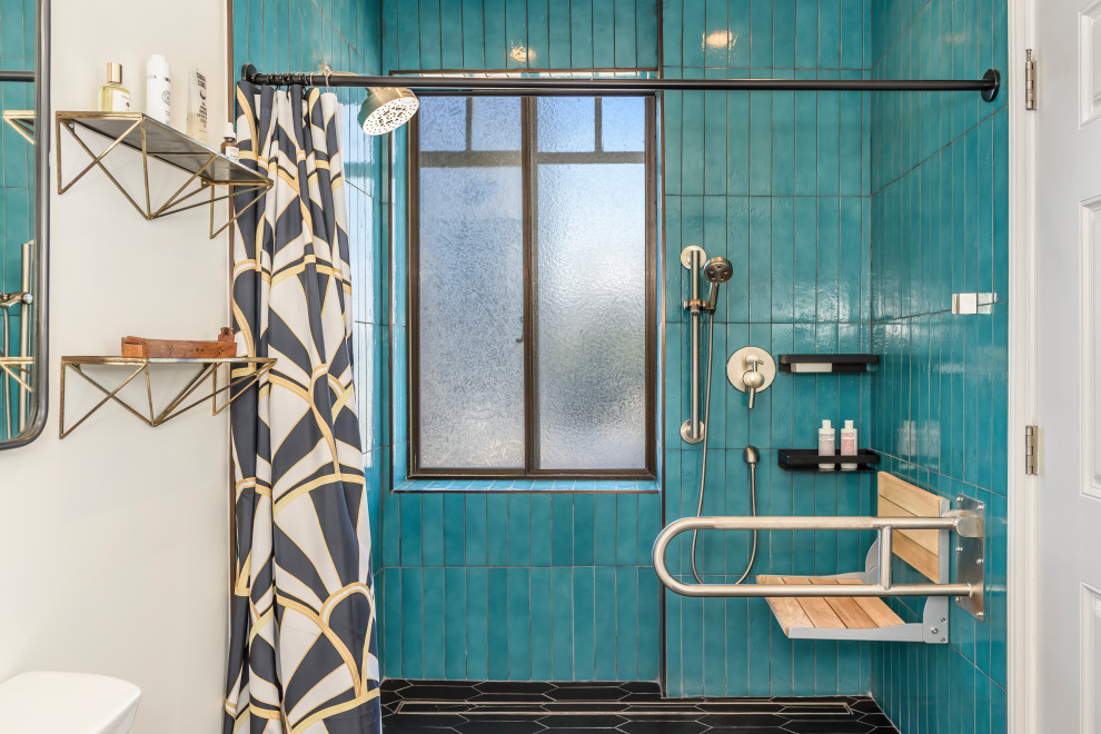 На фото: ванная комната среднего размера в современном стиле с керамогранитной плиткой, синими стенами, сиденьем для душа, тумбой под одну раковину и встроенной тумбой с