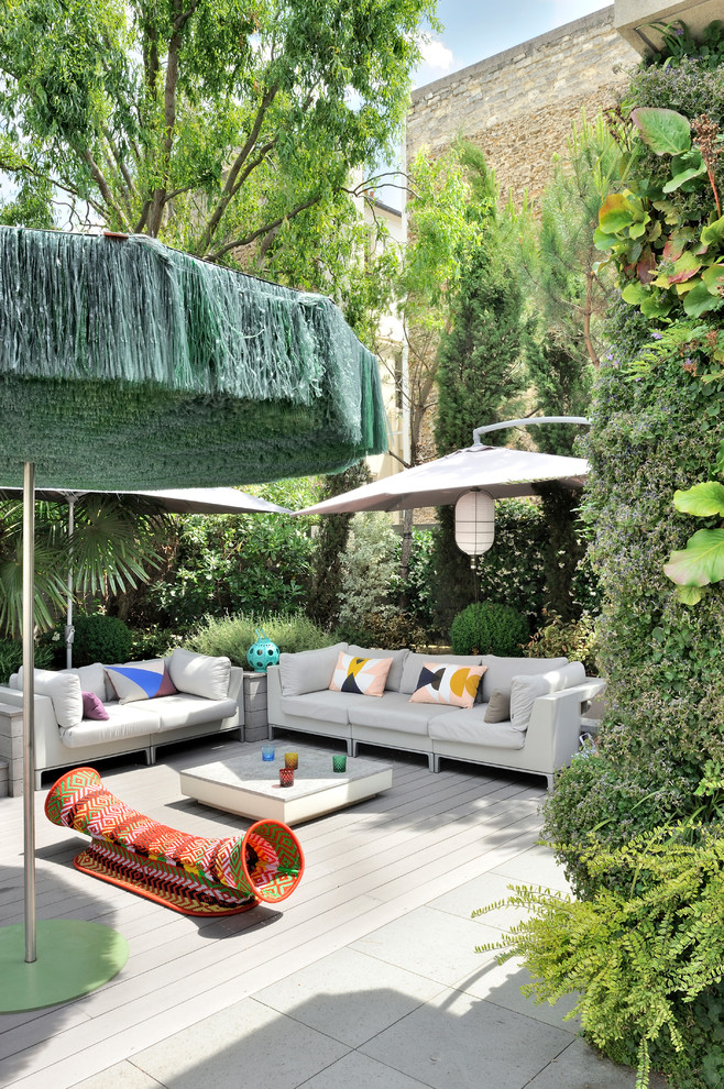 This is an example of an eclectic deck in Paris with a vertical garden.