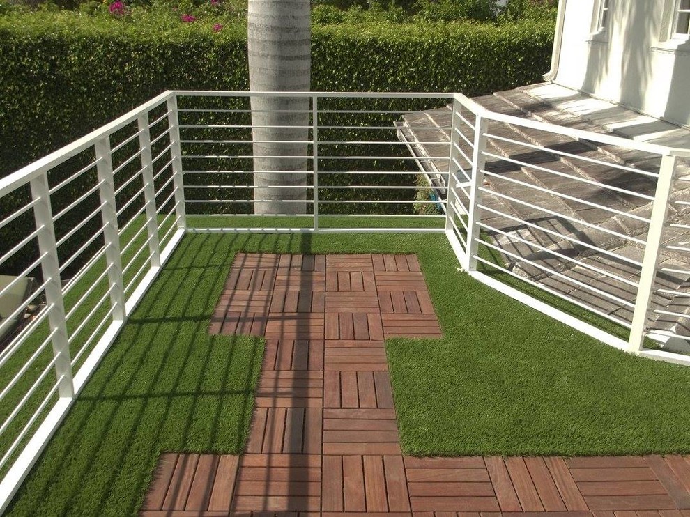 Design ideas for a small contemporary rooftop garden in Miami with decking.