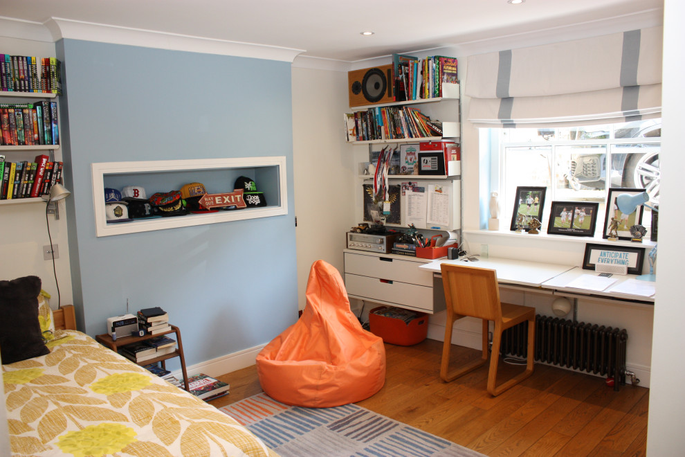 Mittelgroßes Modernes Kinderzimmer mit Schlafplatz, braunem Holzboden und Kassettendecke in London