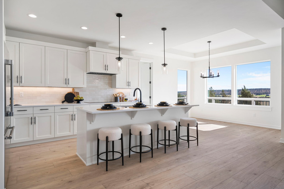 Example of a transitional l-shaped eat-in kitchen design with an island