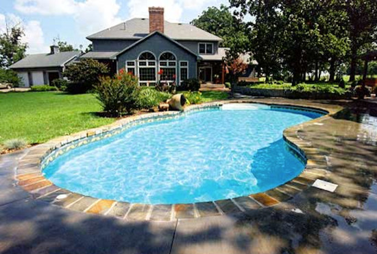 Example of a backyard stone and custom-shaped pool design