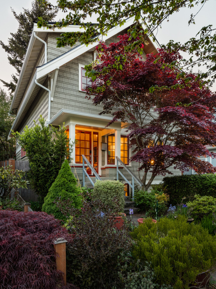 シアトルにある高級なトラディショナルスタイルのおしゃれな家の外観 (緑の外壁、ウッドシングル張り) の写真