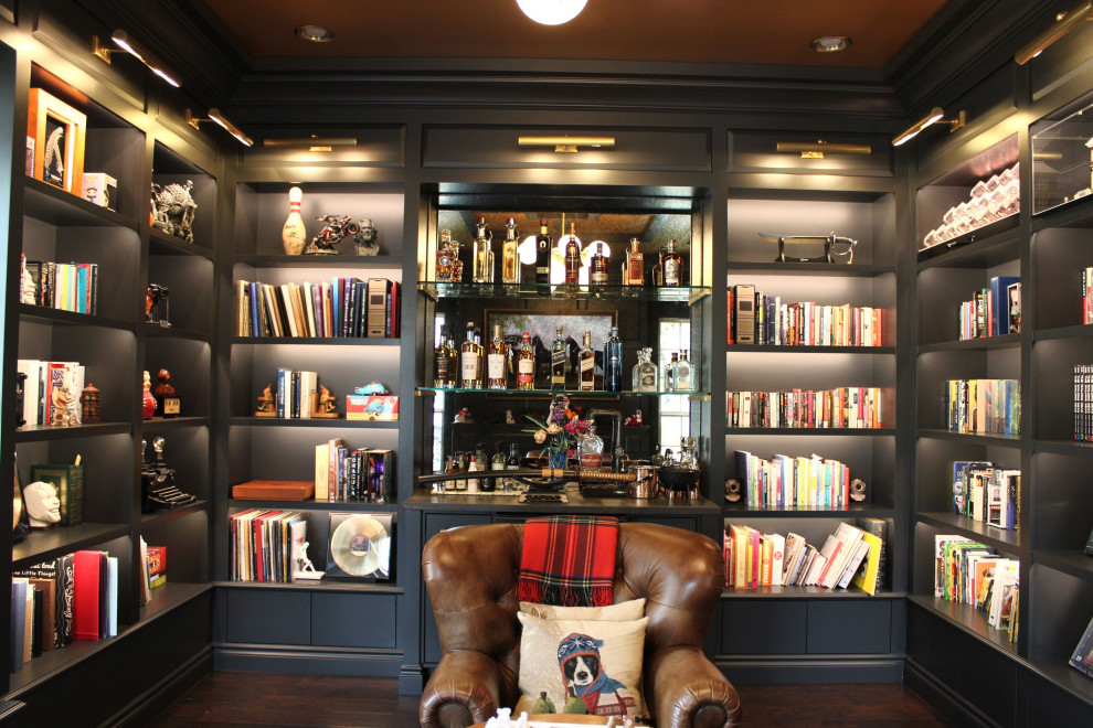 Exemple d'un bureau craftsman de taille moyenne avec une bibliothèque ou un coin lecture, un mur noir, parquet foncé, une cheminée ribbon, un manteau de cheminée en plâtre, un bureau intégré, un sol marron, un plafond à caissons et boiseries.