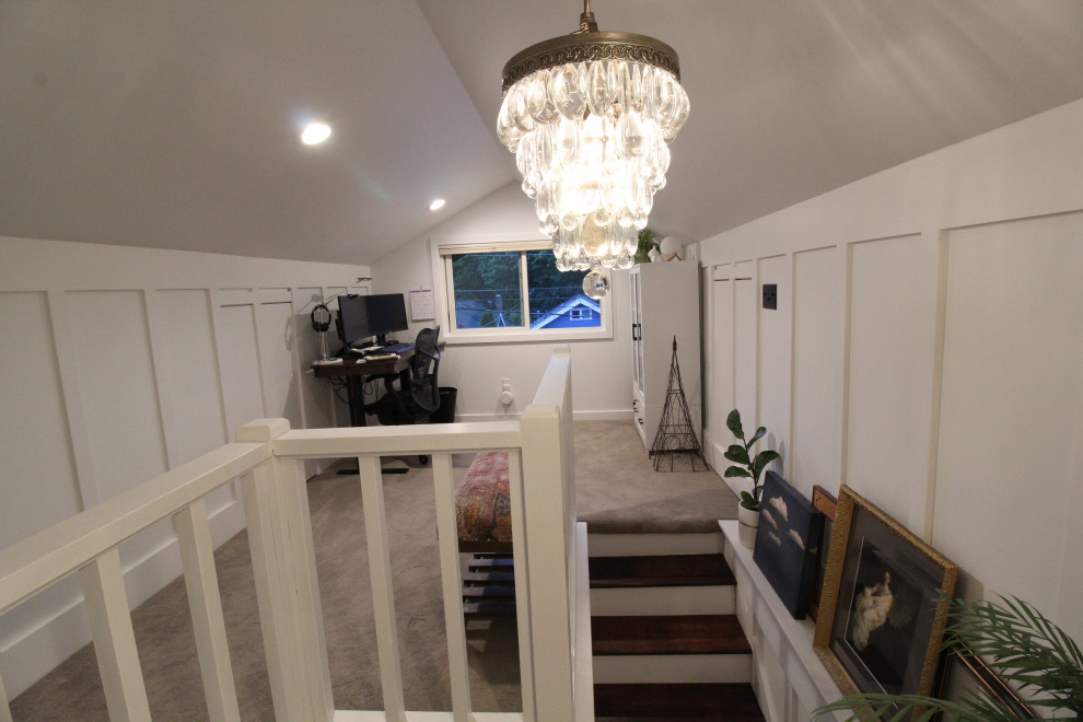 На фото: маленький коридор в классическом стиле с белыми стенами, ковровым покрытием, серым полом, сводчатым потолком и панелями на стенах для на участке и в саду с