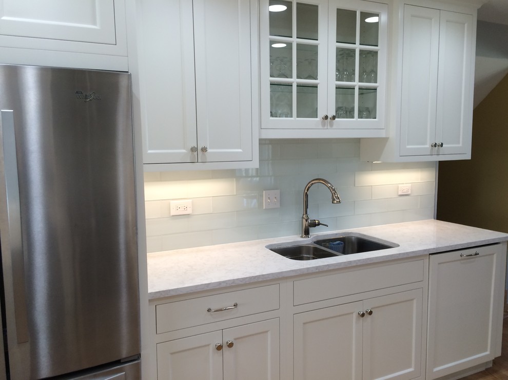 Example of a mid-sized transitional kitchen design in Chicago