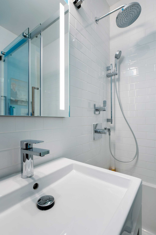 Ejemplo de cuarto de baño contemporáneo con baldosas y/o azulejos blancos