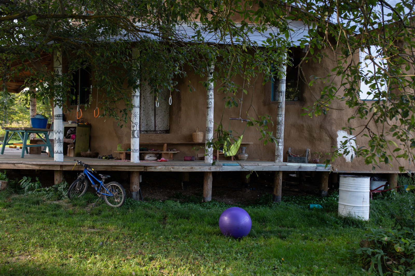 В гостях: Соломенный дом с русской печью