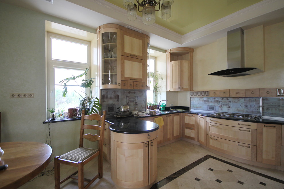 Кухня с кленовым фасадом и всякими хитростями