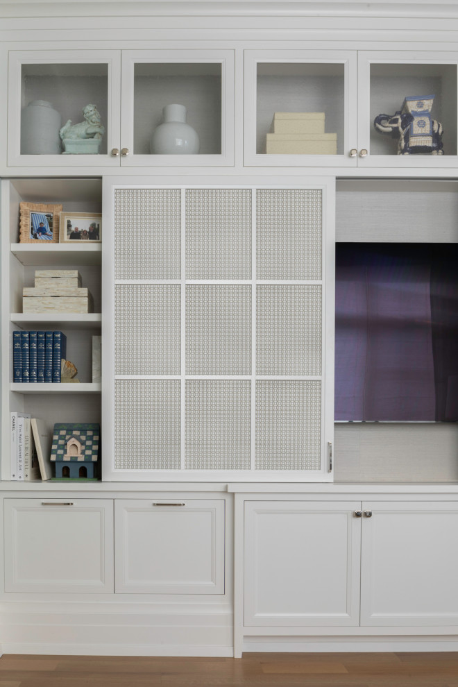 Свежая идея для дизайна: изолированная гостиная комната в стиле кантри с серыми стенами, светлым паркетным полом, скрытым телевизором и коричневым полом - отличное фото интерьера