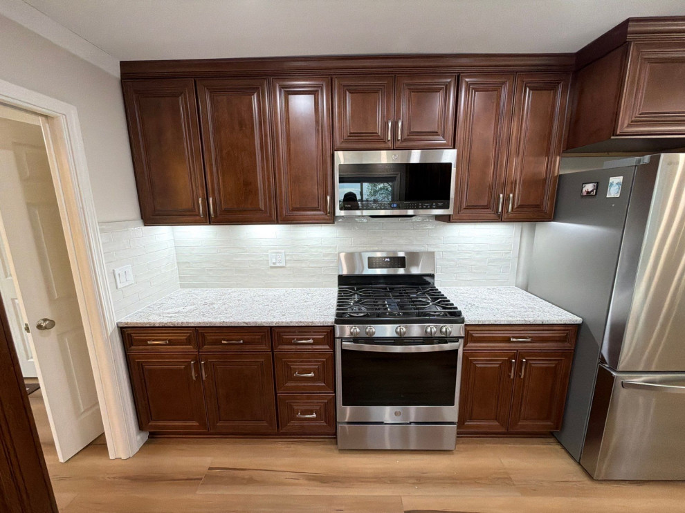 USCD cabinetry accompanied granite countertops, porcelain tile backsplash and Ca