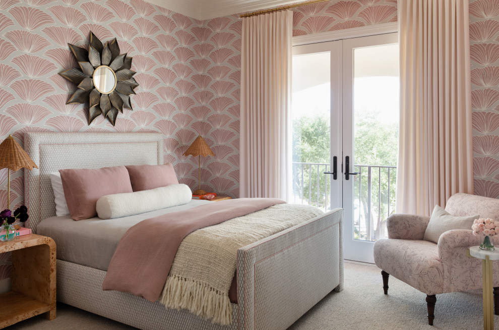 Réalisation d'une chambre d'enfant tradition avec un mur rose, moquette, un sol beige et du papier peint.