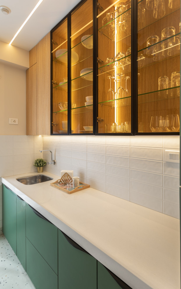 This is an example of a contemporary home bar in Mumbai.