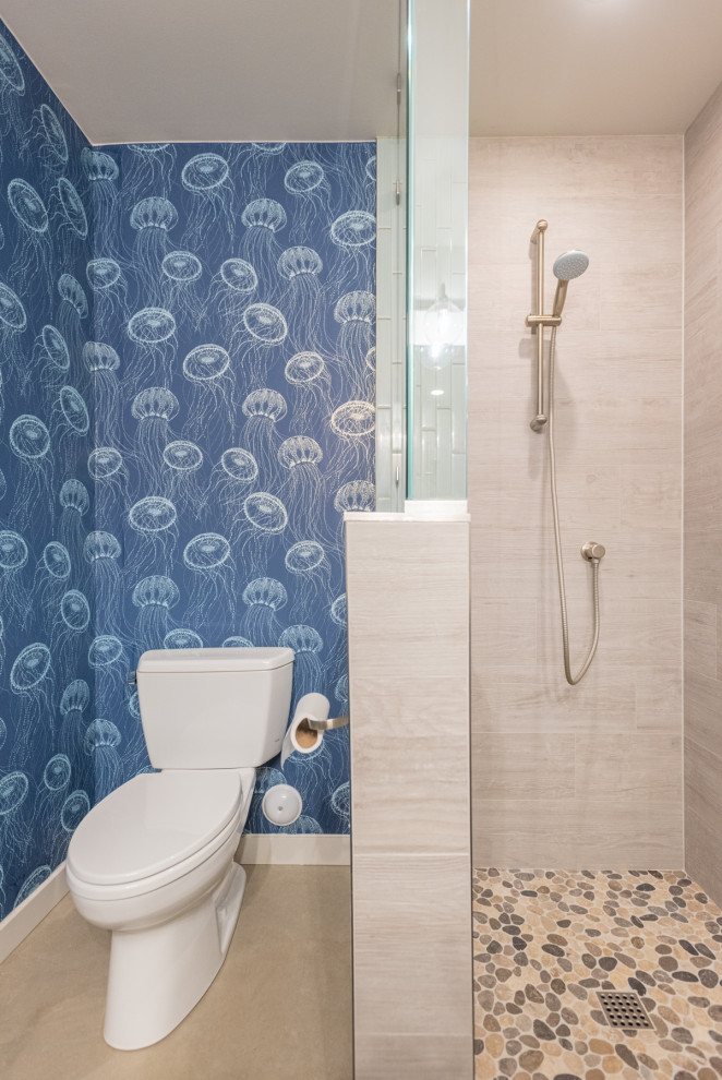 Mittelgroßes Modernes Badezimmer mit Wandtoilette mit Spülkasten, grauen Fliesen, Fliesen in Holzoptik, blauer Wandfarbe, Porzellan-Bodenfliesen, buntem Boden und Tapetenwänden in Seattle