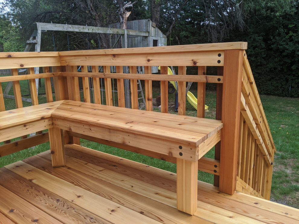 Mountain style deck photo in Toronto