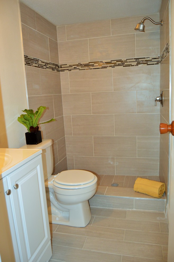 This is an example of a small transitional kids bathroom in Orlando.