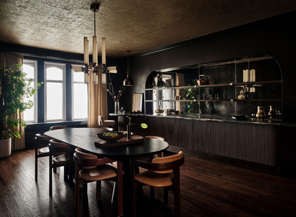 Cette photo montre une grande salle à manger ouverte sur le salon éclectique avec un mur marron, un sol en bois brun, un sol marron et un plafond en papier peint.