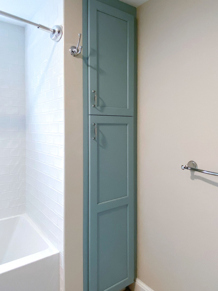 Exemple d'une salle de bain chic avec un placard avec porte à panneau surélevé, des portes de placard bleues, un combiné douche/baignoire, WC séparés, un carrelage blanc, des carreaux de céramique, un mur blanc, un sol en carrelage de porcelaine, un lavabo encastré, un plan de toilette en quartz modifié, un sol beige, une cabine de douche avec un rideau, un plan de toilette blanc, meuble simple vasque et meuble-lavabo encastré.