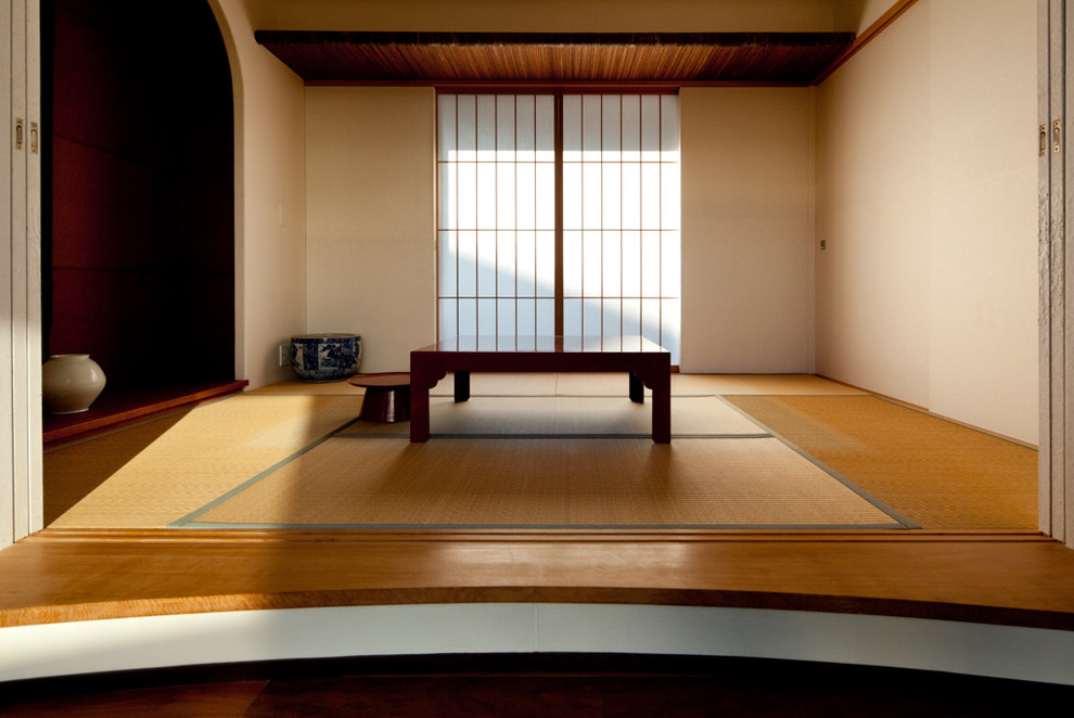 Mid-sized asian guest bedroom in Other with white walls, tatami floors, no fireplace and beige floor.