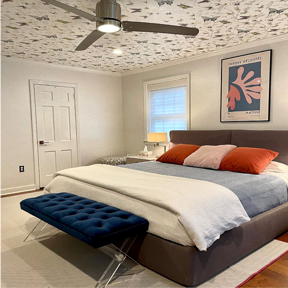 На фото: спальня в современном стиле с ковровым покрытием и белым полом с