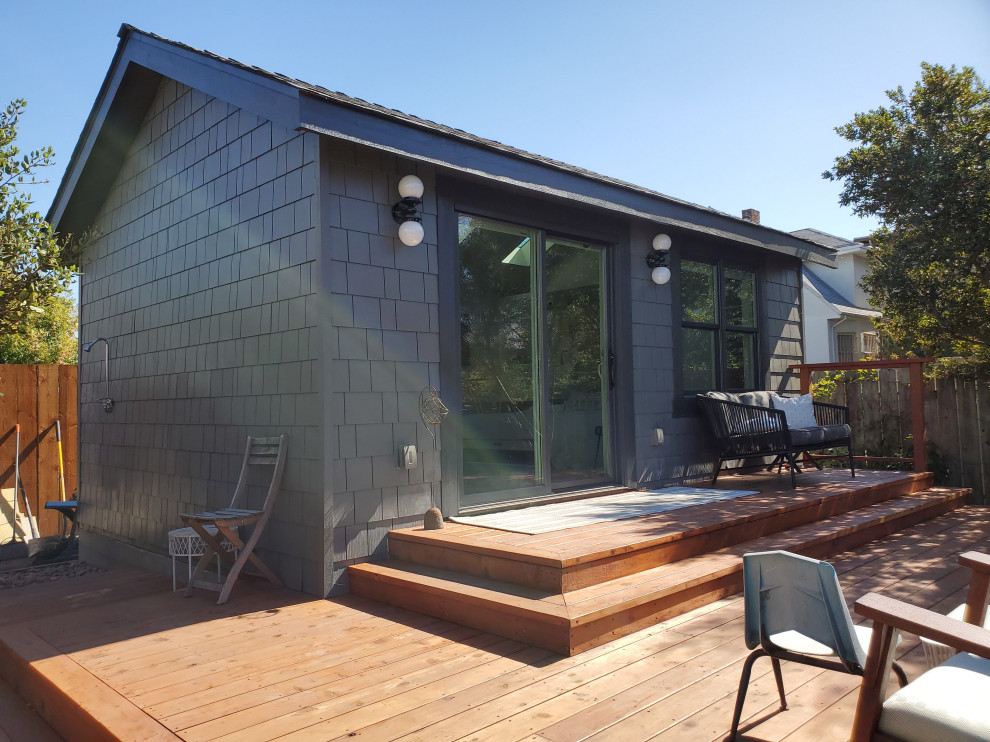 Example of a transitional exterior home design in San Francisco