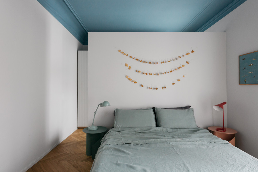 Пример оригинального дизайна: хозяйская спальня в скандинавском стиле с белыми стенами, светлым паркетным полом и коричневым полом