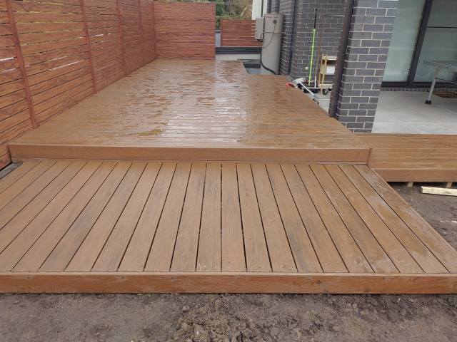 Berwick TuffDeck Composite Decking contemporaneo-terraza-y-balcon
