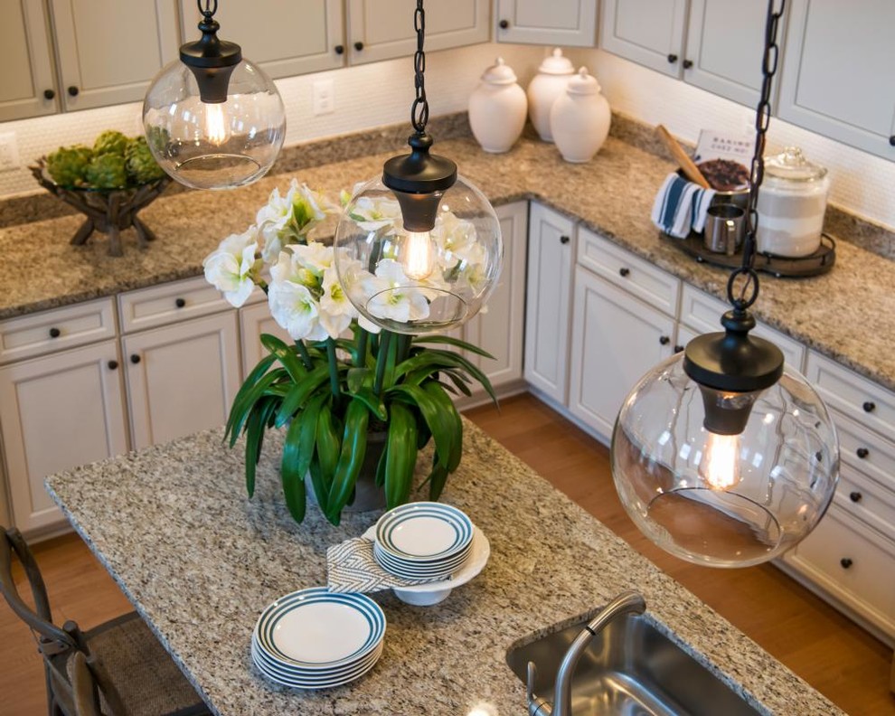 Kitchen - transitional kitchen idea in Chicago