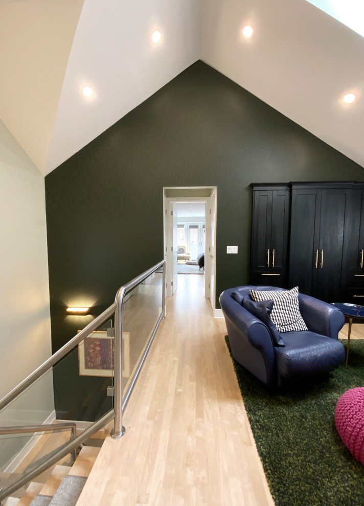 Idées déco pour un couloir contemporain de taille moyenne avec un mur vert, parquet clair et un plafond voûté.